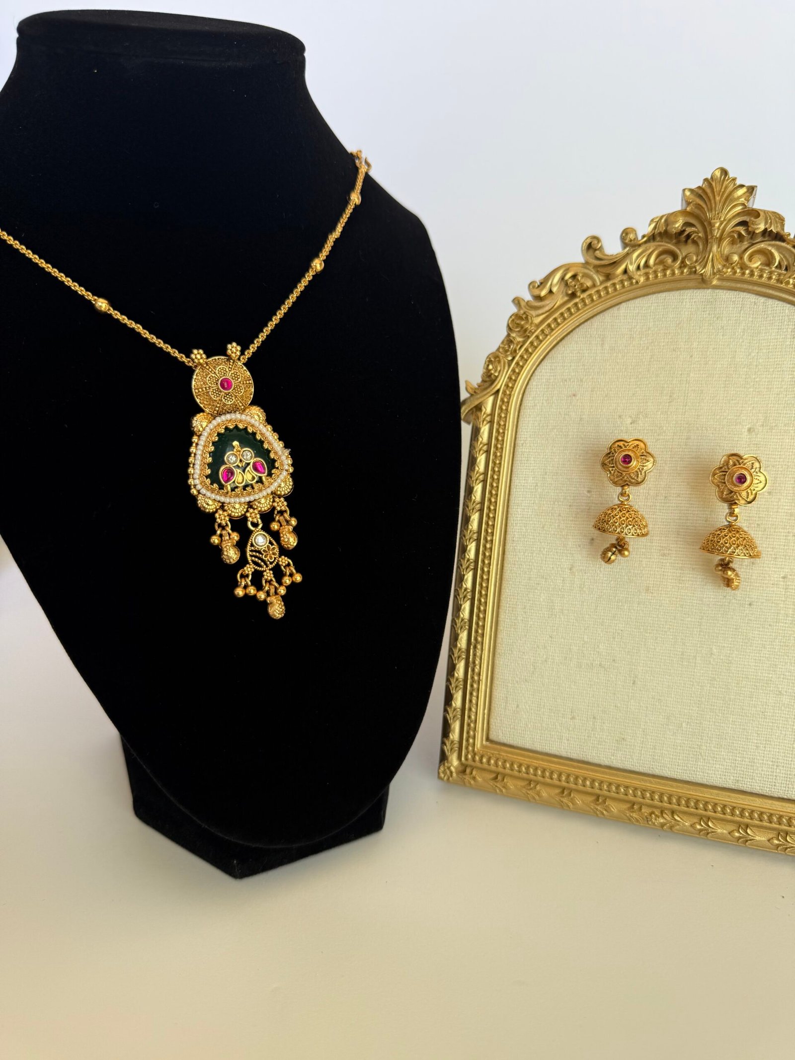 Royal Enchante Heritage Pendant Set