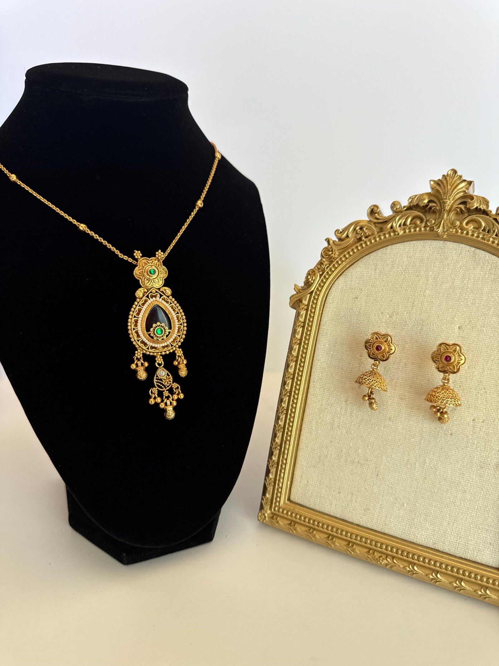 Regal Maharani Gemstone Pendant Set
